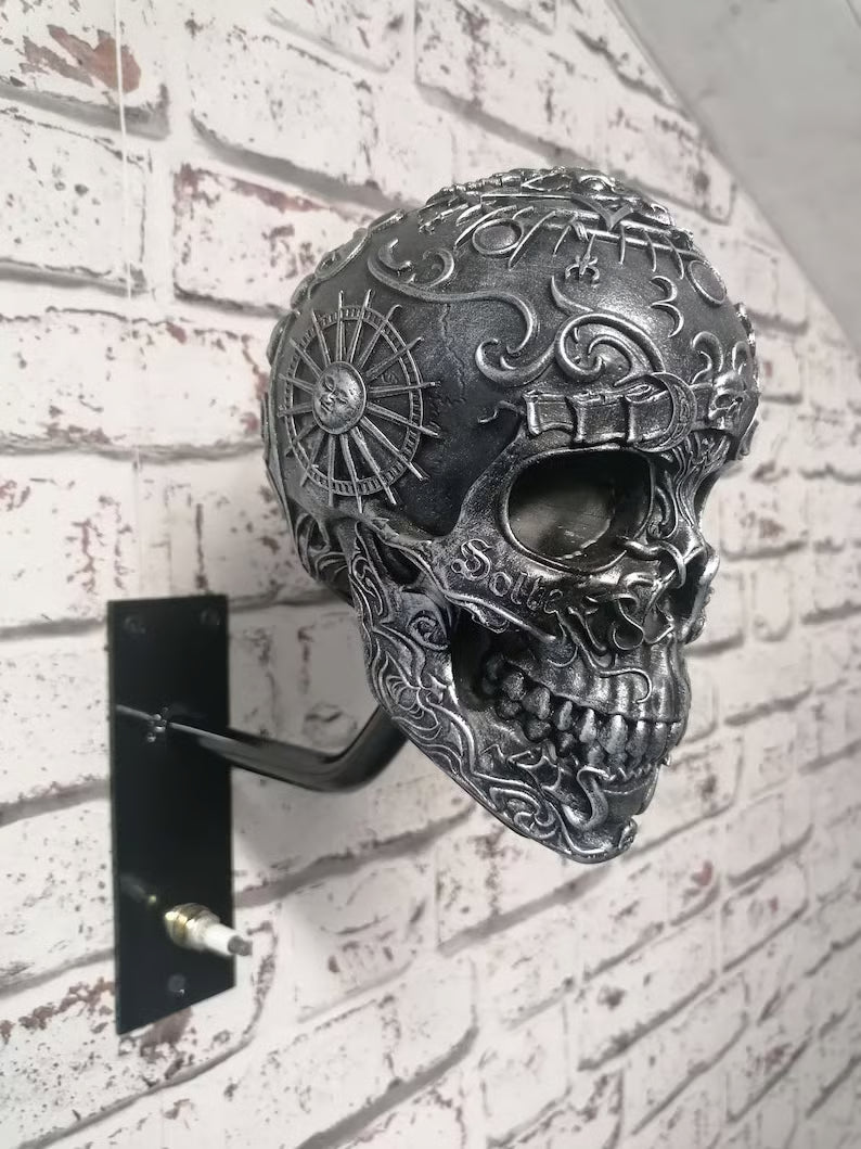 SkullRack – Brutalt snygg och väggmonterad dödskallehängare som ger din hjälm och jacka den tron de förtjänar