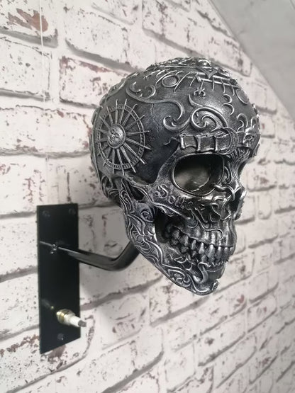 SkullRack – Brutalt snygg och väggmonterad dödskallehängare som ger din hjälm och jacka den tron de förtjänar