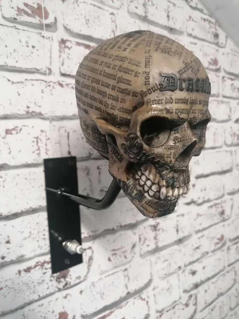SkullRack – Brutalt snygg och väggmonterad dödskallehängare som ger din hjälm och jacka den tron de förtjänar