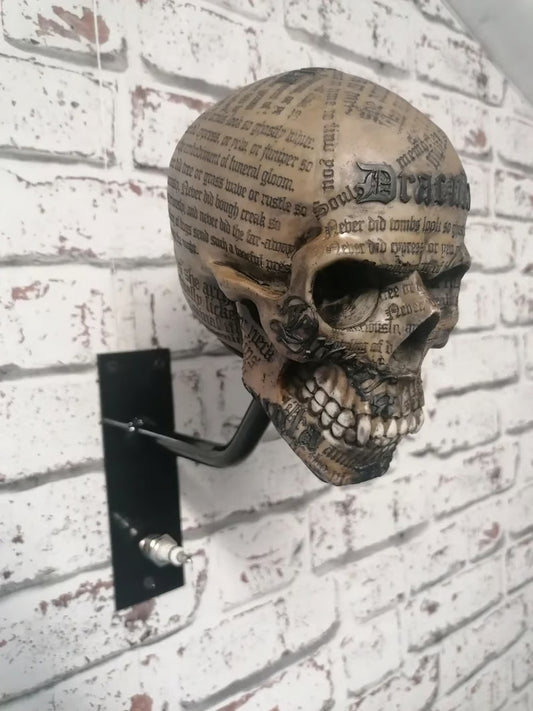 SkullRack – Brutalt snygg och väggmonterad dödskallehängare som ger din hjälm och jacka den tron de förtjänar