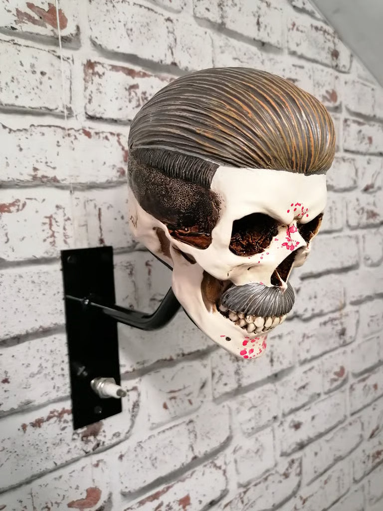 SkullRack – Brutalt snygg och väggmonterad dödskallehängare som ger din hjälm och jacka den tron de förtjänar
