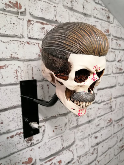 SkullRack – Brutalt snygg och väggmonterad dödskallehängare som ger din hjälm och jacka den tron de förtjänar