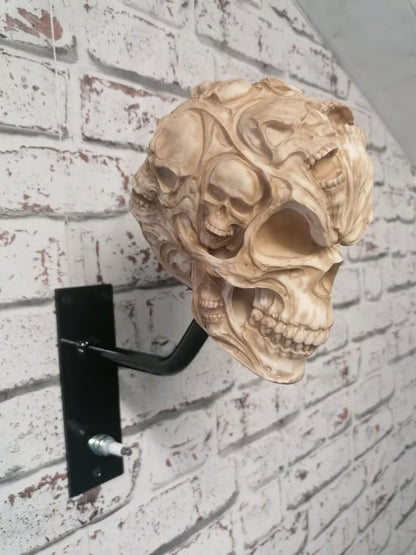 SkullRack – Brutalt snygg och väggmonterad dödskallehängare som ger din hjälm och jacka den tron de förtjänar