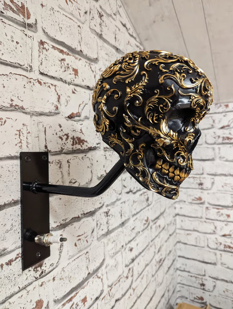 SkullRack – Brutalt snygg och väggmonterad dödskallehängare som ger din hjälm och jacka den tron de förtjänar