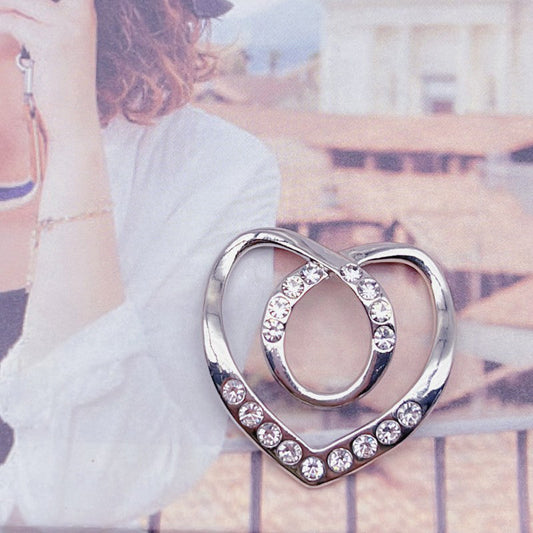 ElegiClip™ – Elegant sjalklämma och brosch i ett