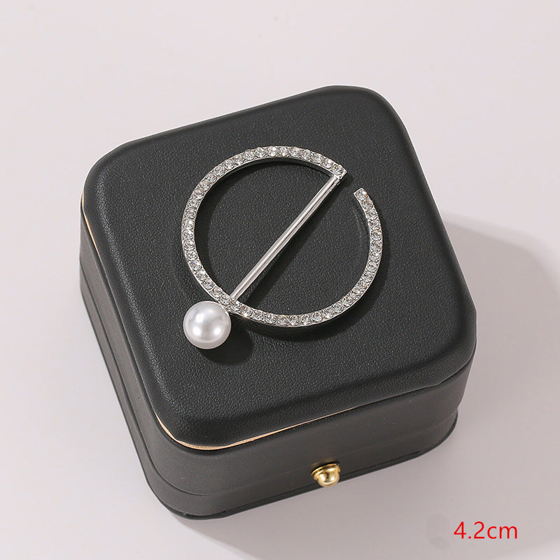 ElegiClip™ – Elegant sjalklämma och brosch i ett